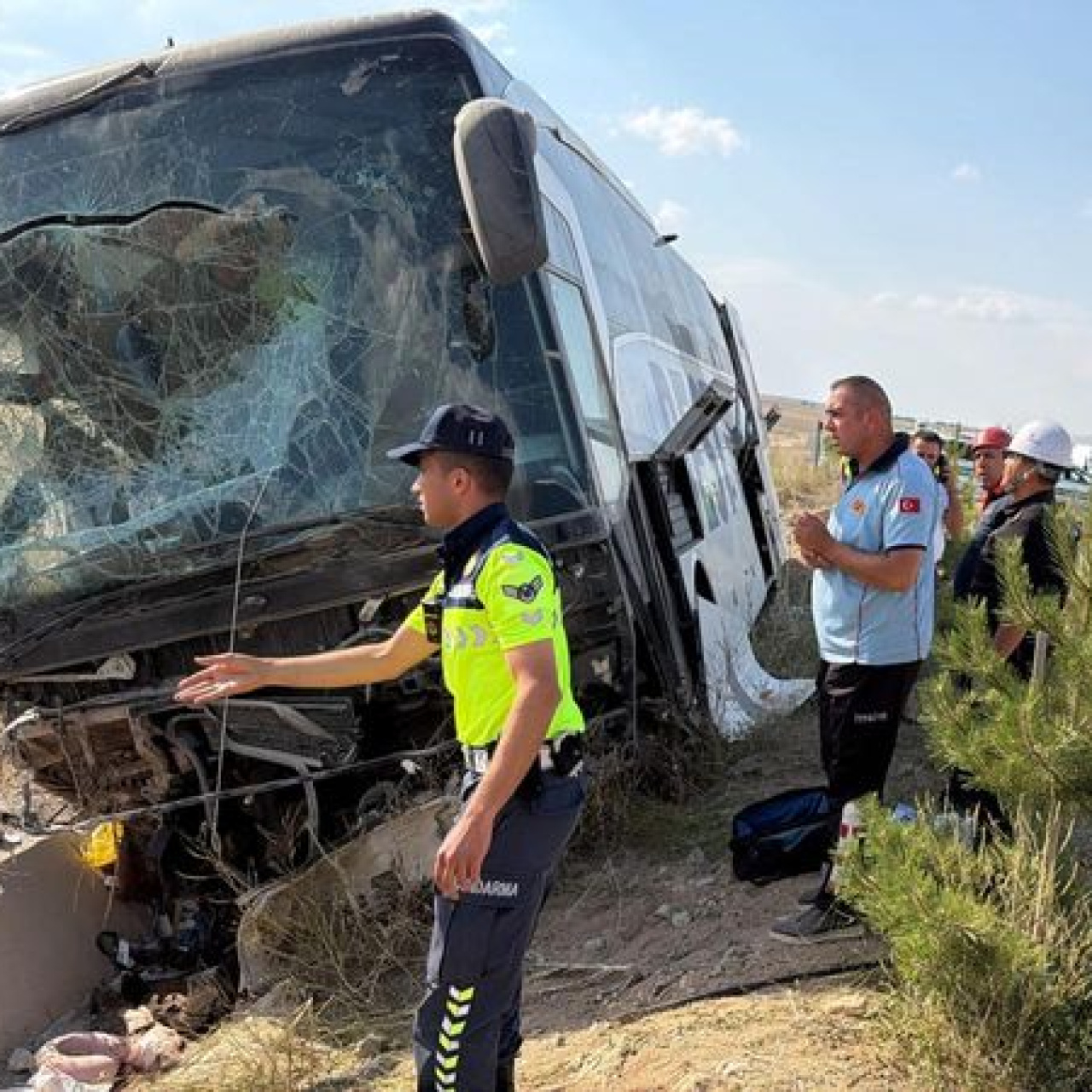 19 kişi yaralandı! Yolcu otobüsü devrildi