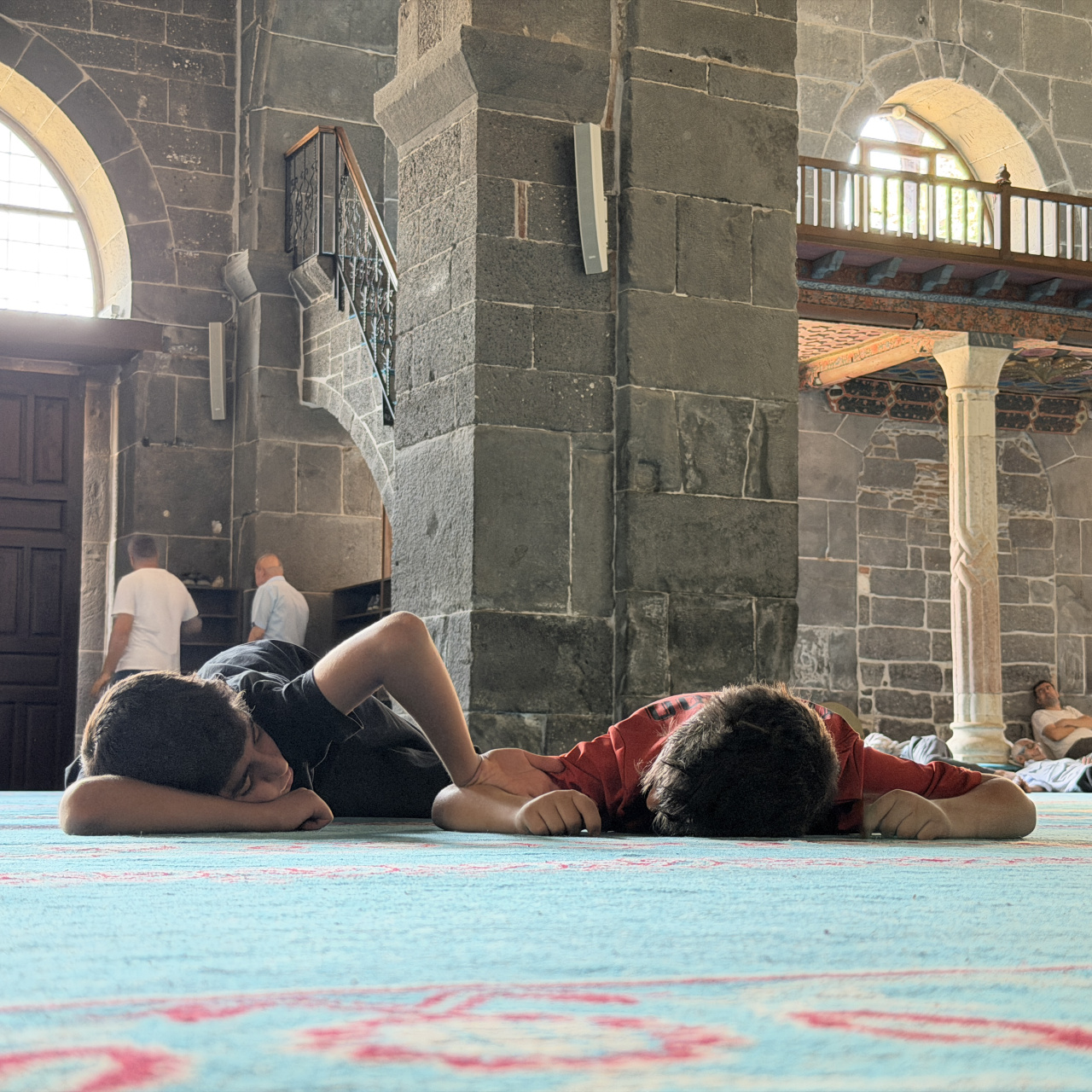 Sıcaktan bunalan camiye koştu