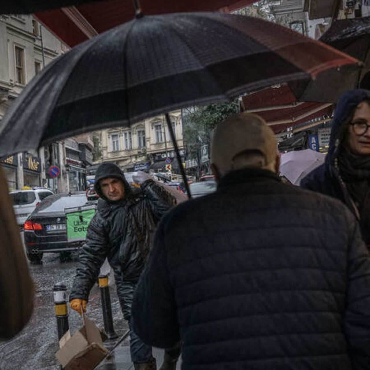 İstanbul'da Yağmurun Şiddetli Etkisi: Can Kurtarıcı Müdahaleler ve Uyarılara Dikkat!