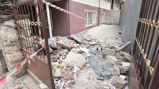 Balkonları çöktü, 5 katlı apartman boşaltıldı