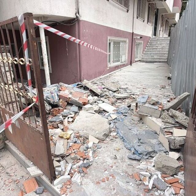 Balkonları çöktü, 5 katlı apartman boşaltıldı