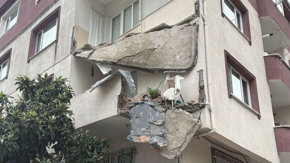 Balkonları çöktü, 5 katlı apartman boşaltıldı