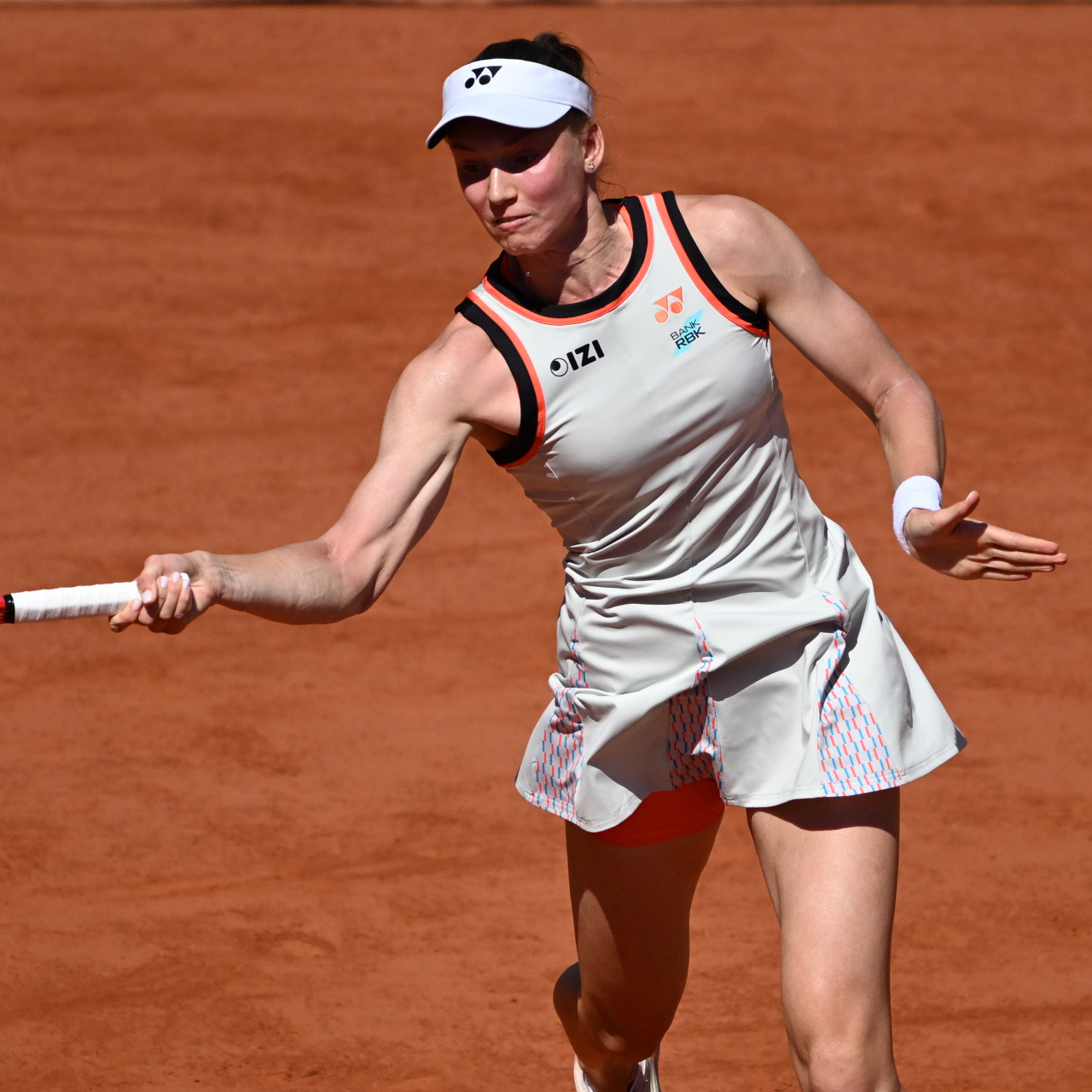 Rybakina elenirken Minaur son 16'ya kaldı!