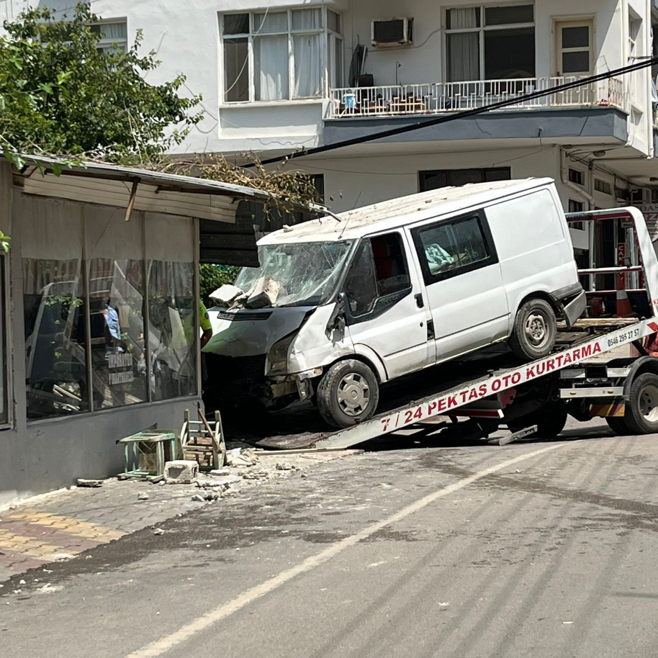 Kıraathanede otururken minibüs çarptı!