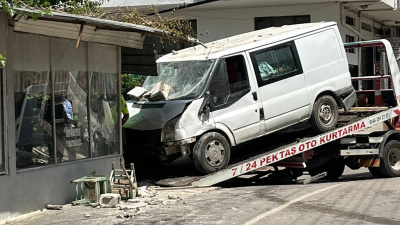 Kıraathanede otururken minibüs çarptı!