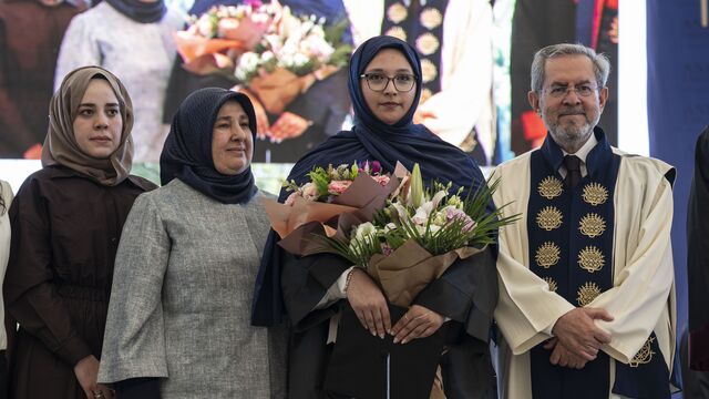 Enkazdan 248'inci saatte kurtarılmıştı! Aleyna üniversiteden mezun oldu
