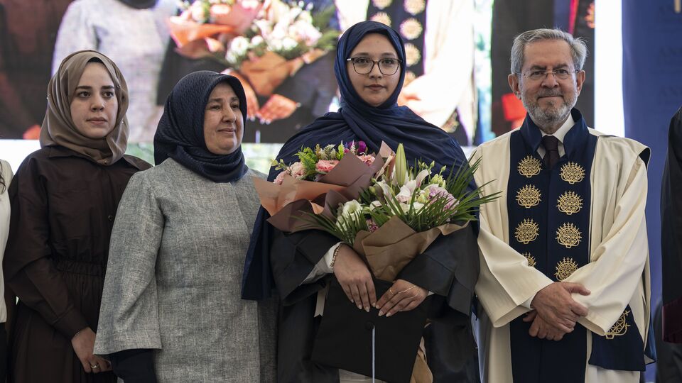 Enkazdan 248'inci saatte kurtarılmıştı! Aleyna üniversiteden mezun oldu