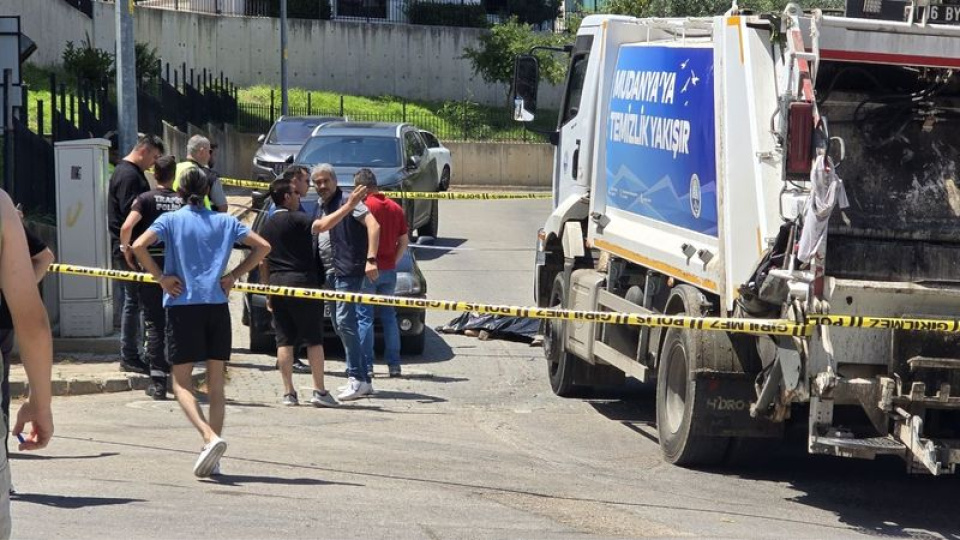 Çöp kamyonunun altında can verdi