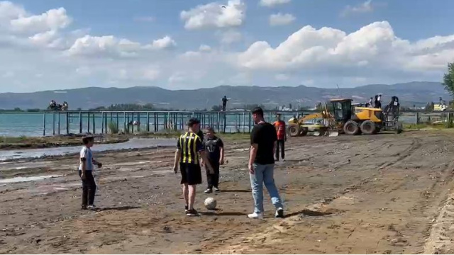 İznik'in iskele alanı çocuklara futbol sahası
