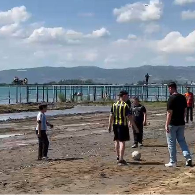 İznik'in iskele alanı çocuklara futbol sahası