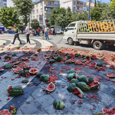 Karpuzları belediye önünde parçaladı