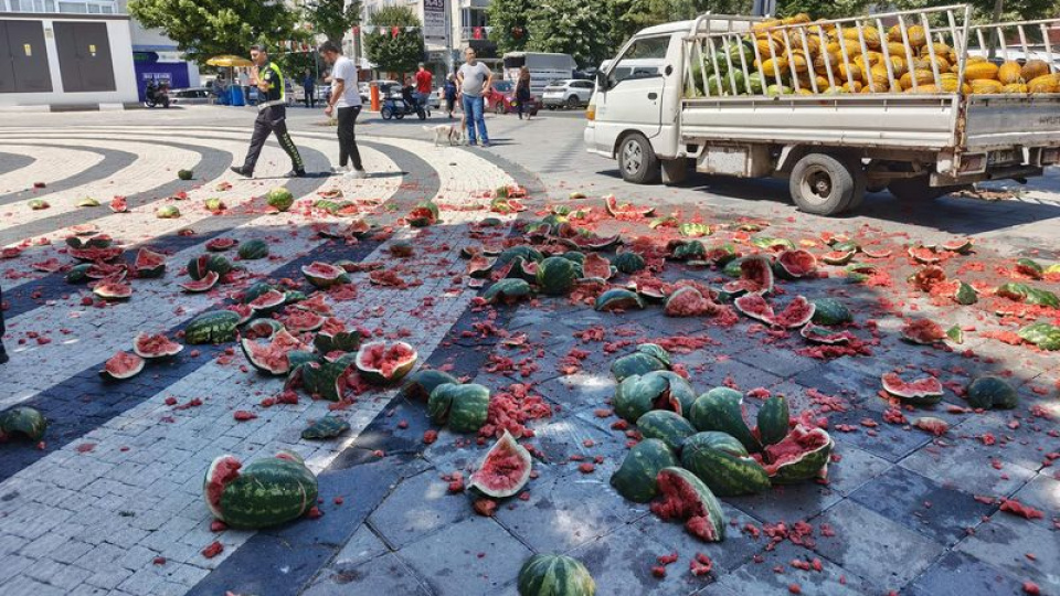 Karpuzları belediye önünde parçaladı