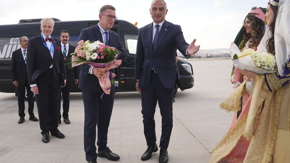Bakan Ersoy, liderleri karşıladı