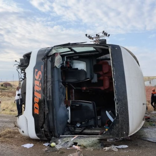 Yolcu otobüsü devrildi! Ölü ve yaralılar var
