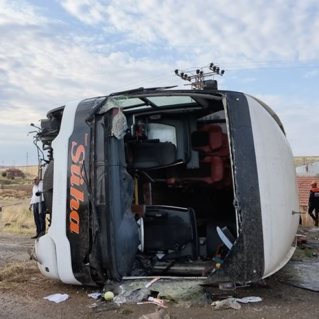 Yolcu otobüsü devrildi! Ölü ve yaralılar var