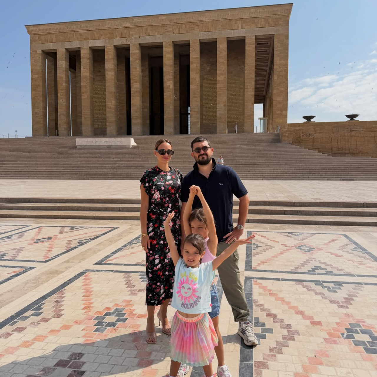 Ünlü oyuncu ailesiyle Anıtkabir'de