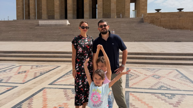 Ünlü oyuncu ailesiyle Anıtkabir'de