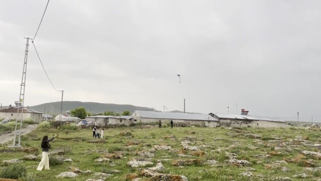 Kars'ta çocukların ilk uçurtma heyecanı