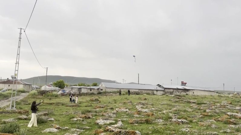 Kars çocukların ilk uçurtma heyecanı