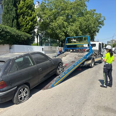 Manisa'da sahipsiz hurda araçlar kaldırılıyor