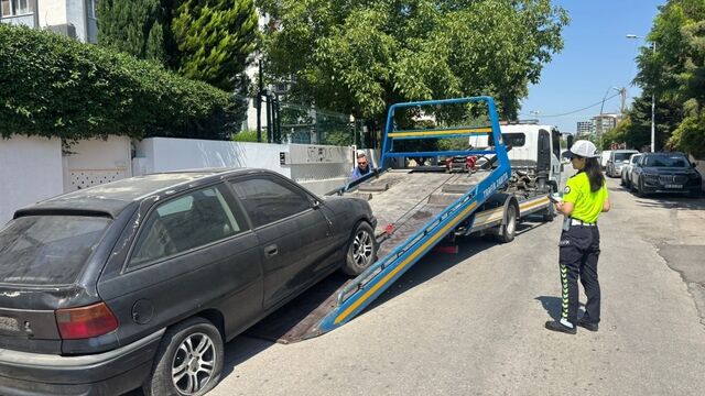 Manisa'da sahipsiz hurda araçlar kaldırılıyor