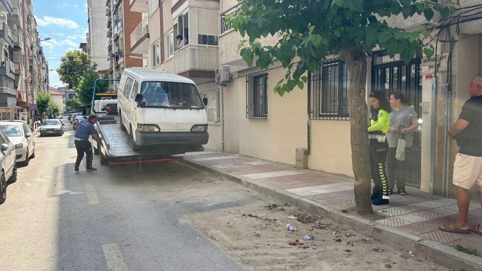 Manisa'da sahipsiz hurda araçlar kaldırılıyor
