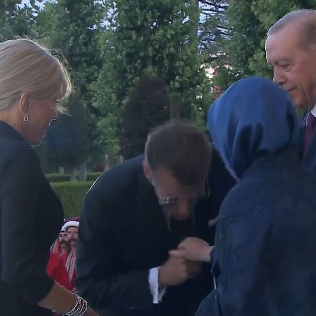 Macron, protokol kurallarını unuttu