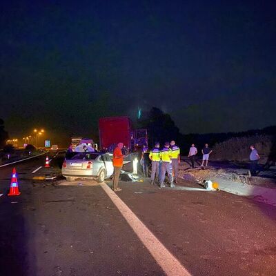 Adana'da otomobil TIR'a çarptı: 2 ölü