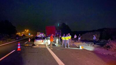Adana'da otomobil TIR'a çarptı: 2 ölü