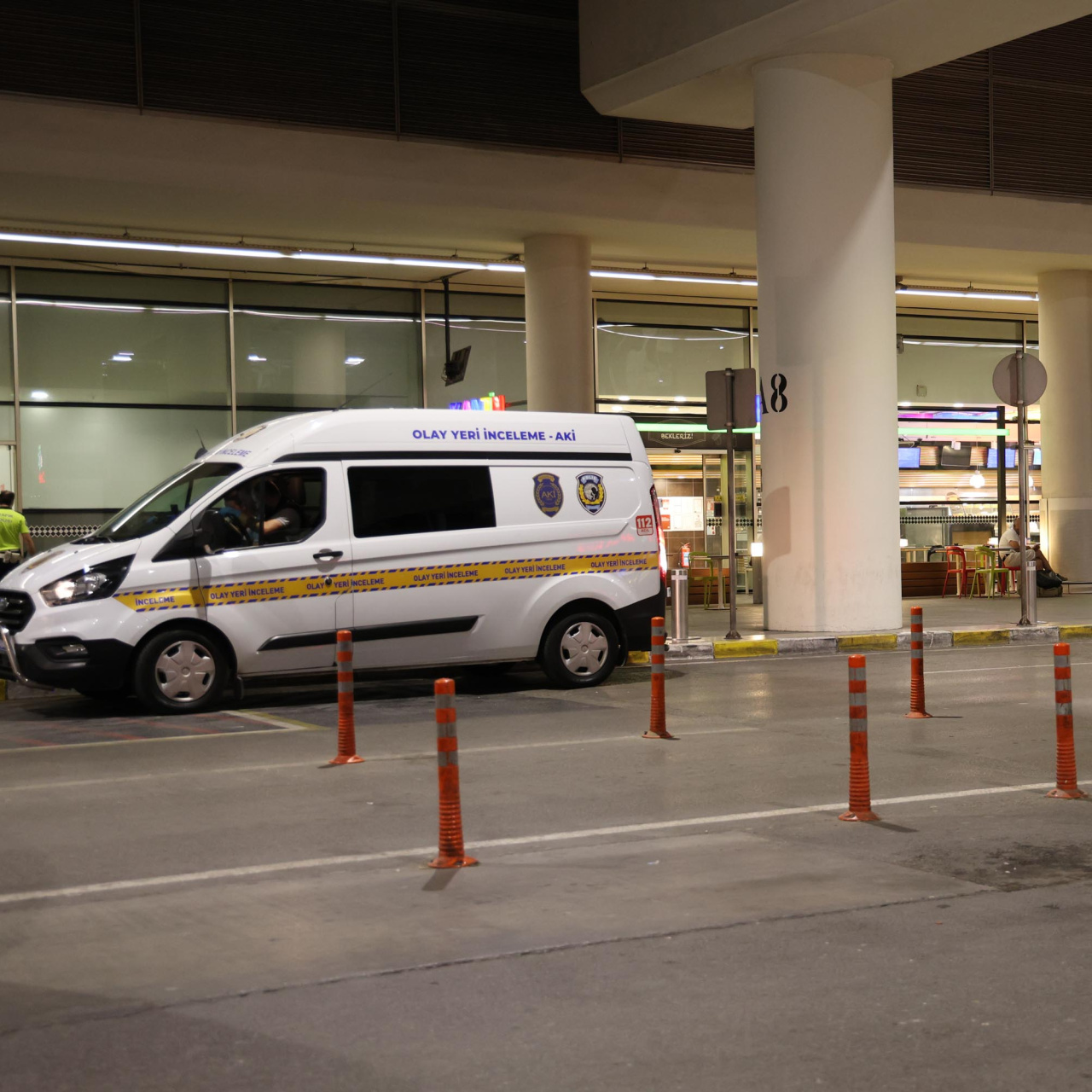 İzmir'de polislere bıçaklı saldırı!