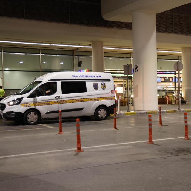 İzmir'de polislere bıçaklı saldırı!