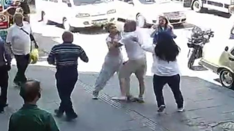 Kadın sürücüye dikiz aynası ile feci darp!