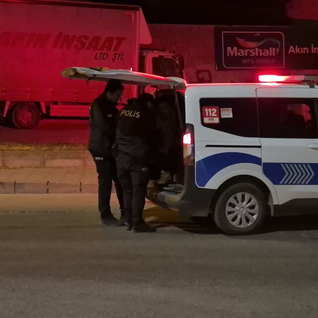 Annesini bıçakla kovaladı