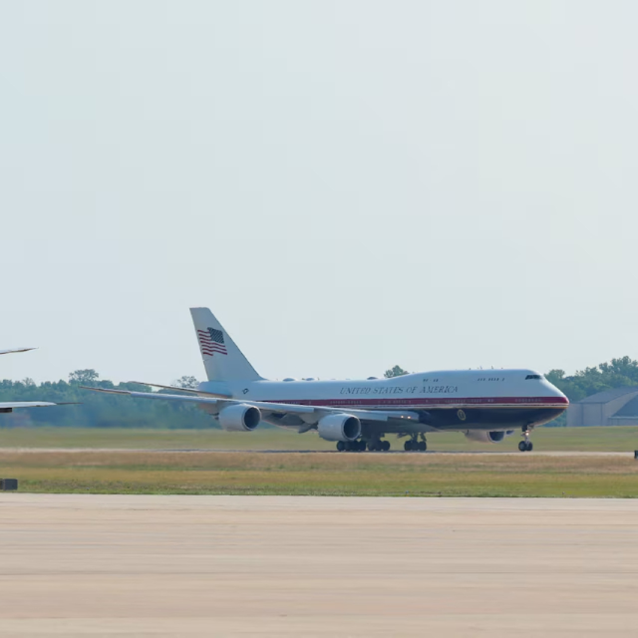 Trump'ın uçak değişikliğinin sebebi savunma önlemi mi?