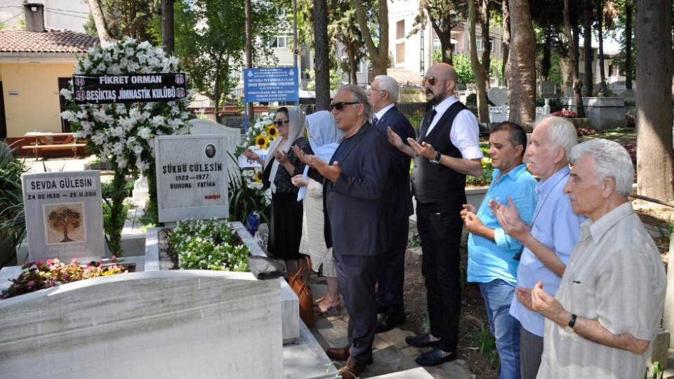 Beşiktaş Şükrü Gülesin'i andı