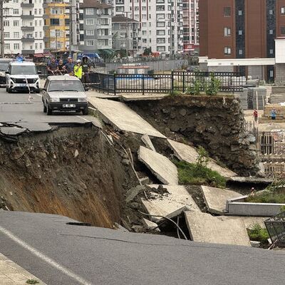 Yol çöktü, o anlar kamerada!
