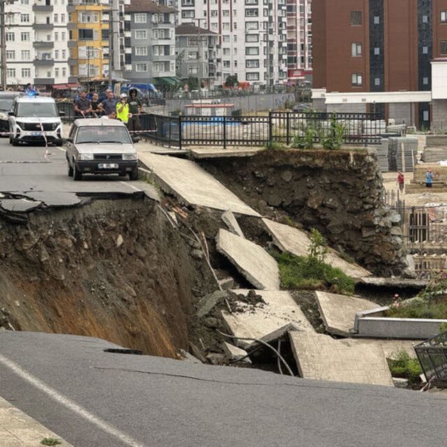Yol çöktü, o anlar kamerada!
