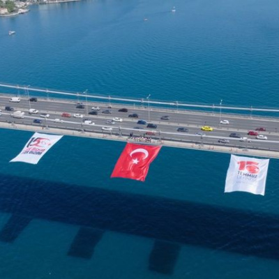 Simge köprülere Türk bayrakları asıldı