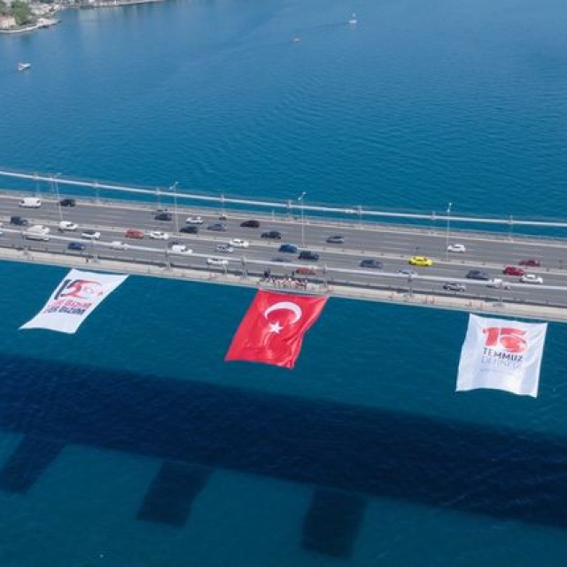 Simge köprülere Türk bayrakları asıldı