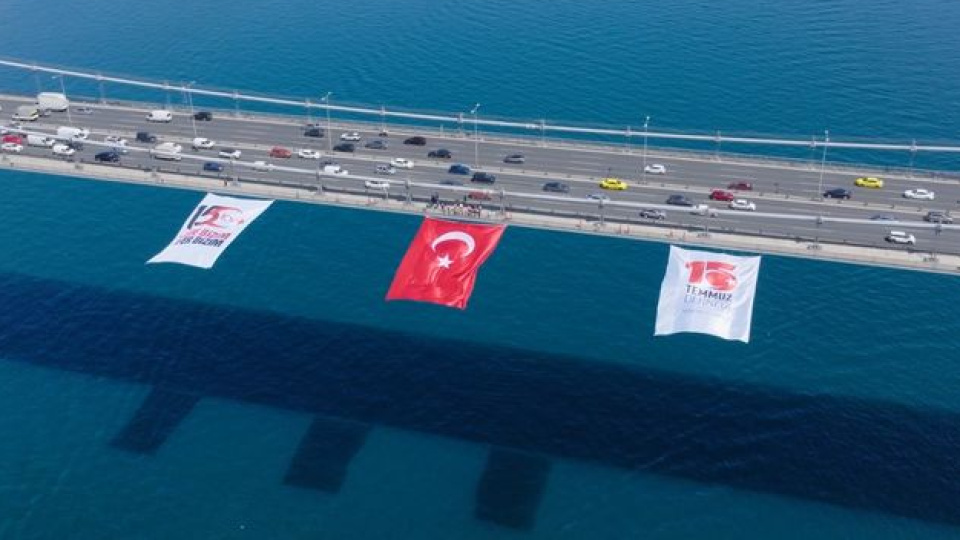 Simge köprülere Türk bayrakları asıldı