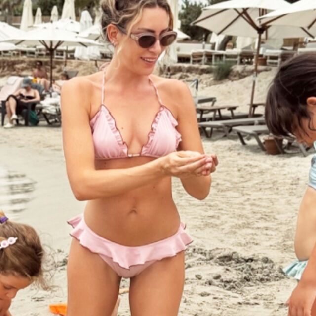 Kızlarıyla sahilde oyunlar oynadı