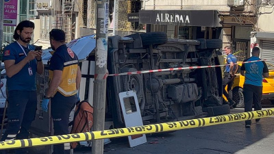 İETT otobüsü ile ambulans çarpıştı!