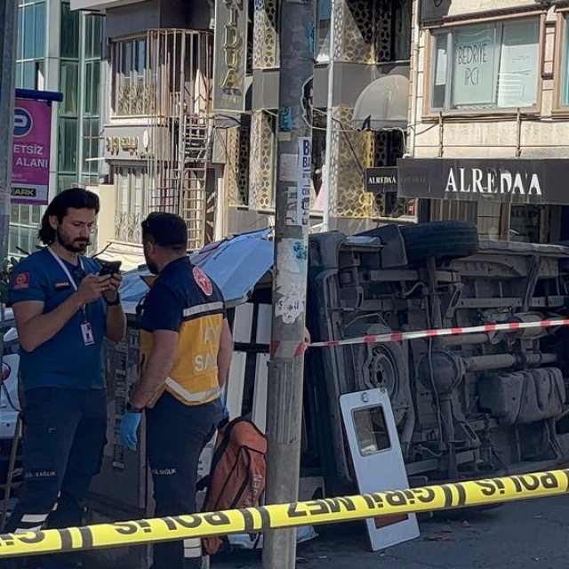 İETT otobüsü ile ambulans çarpıştı!