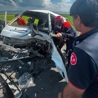 Ardahan'da feci kaza! Araçta sıkışan sürücüyü itfaiye kurtardı