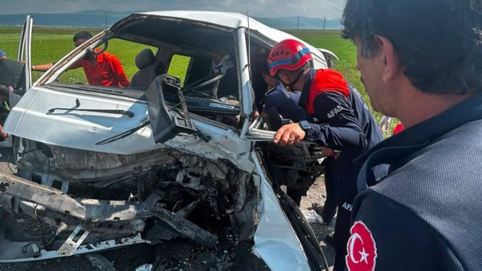 Ardahan'da feci kaza! Araçta sıkışan sürücüyü itfaiye kurtardı