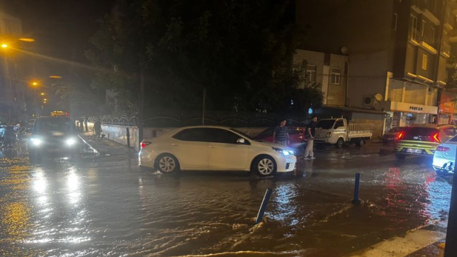 Erdek'te sağanak ve fırtına etkili oldu