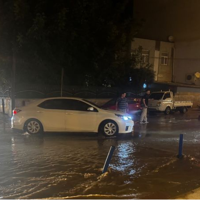 Erdek'te sağanak ve fırtına etkili oldu
