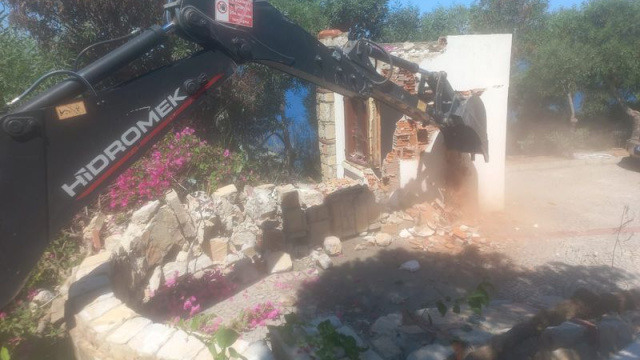 Bodrum'da sahildeki kaçak yapılar yıkıldı
