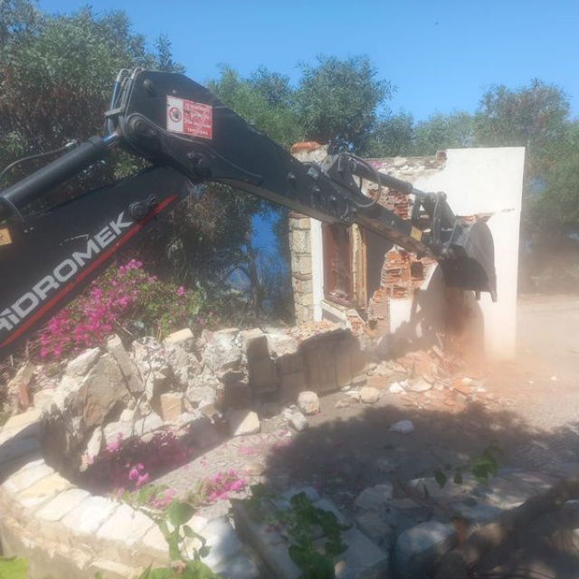 Bodrum'da sahildeki kaçak yapılar yıkıldı