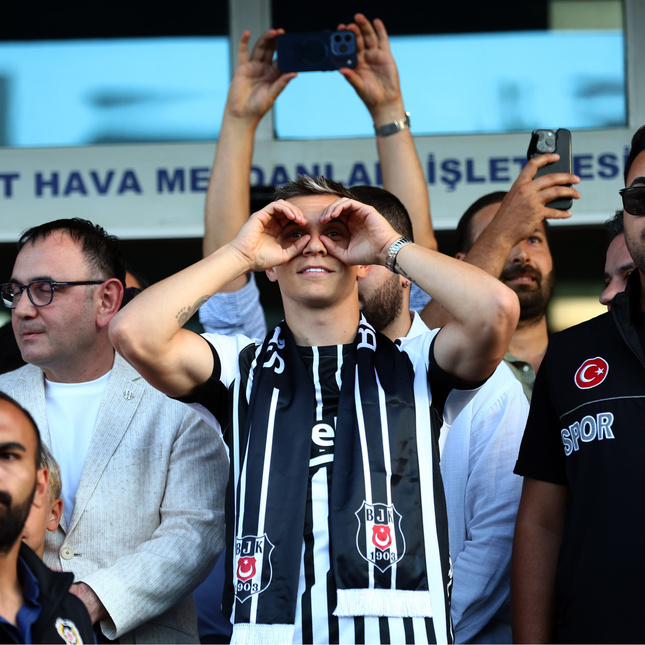 Trossard Beşiktaş için İstanbul'da!